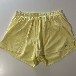 ALO Yoga Shorts Women’s Size Large Yellow